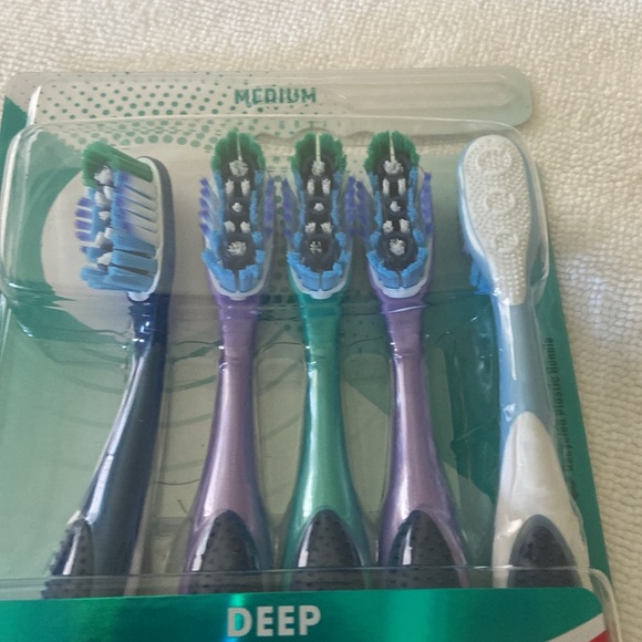 Colgate 360 Toothbrush - Picture 3 of 4